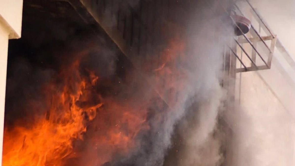 Bomberos extinguiendo el fuego producido en una vivienda. Imagen de archivo.