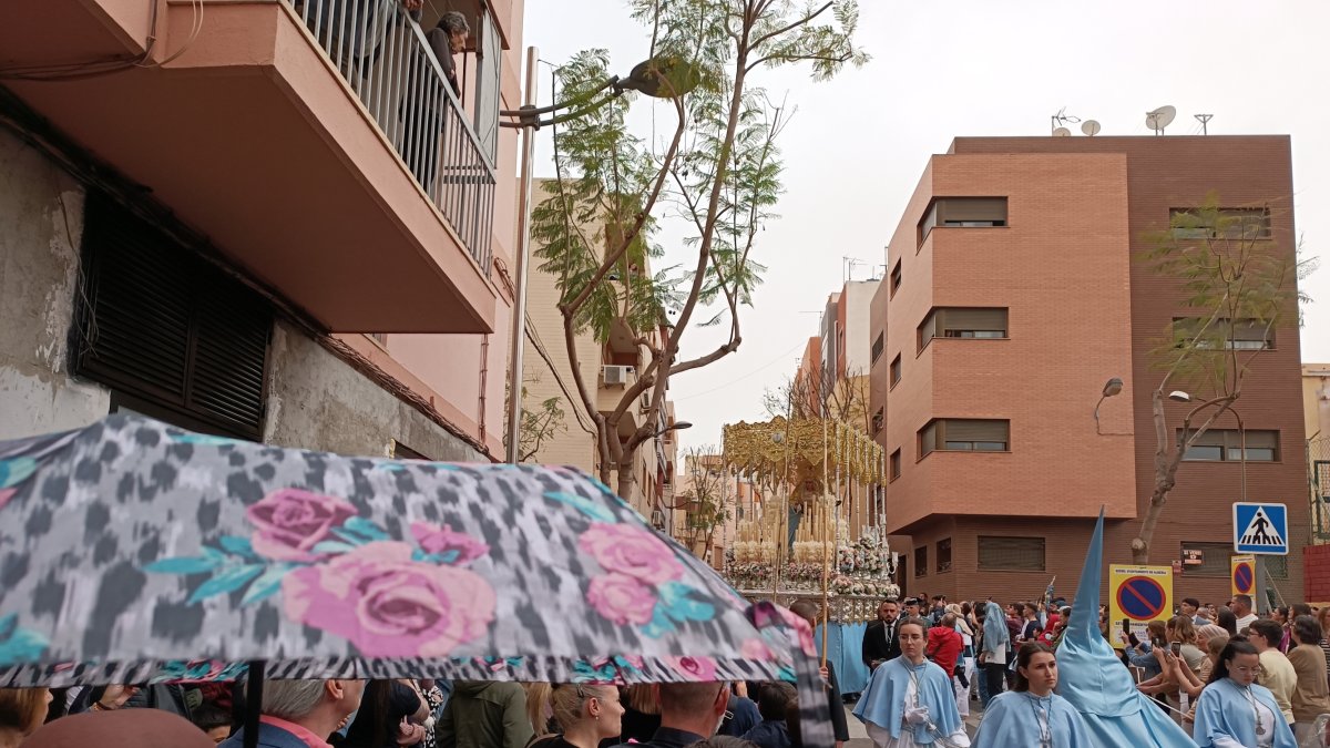 Paraguas al paso del palio de la Virgen de Los Ángeles.