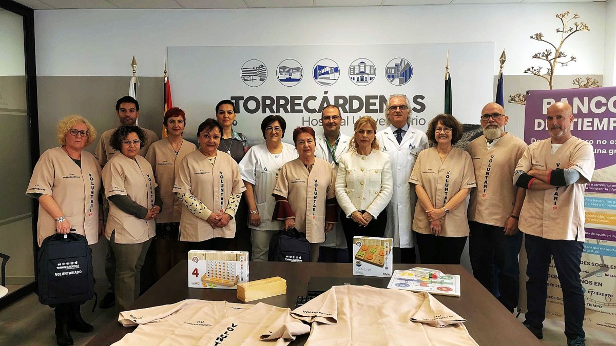 Los voluntarios reciben batas distintivas de Paola Laynez y Manuel Vida.