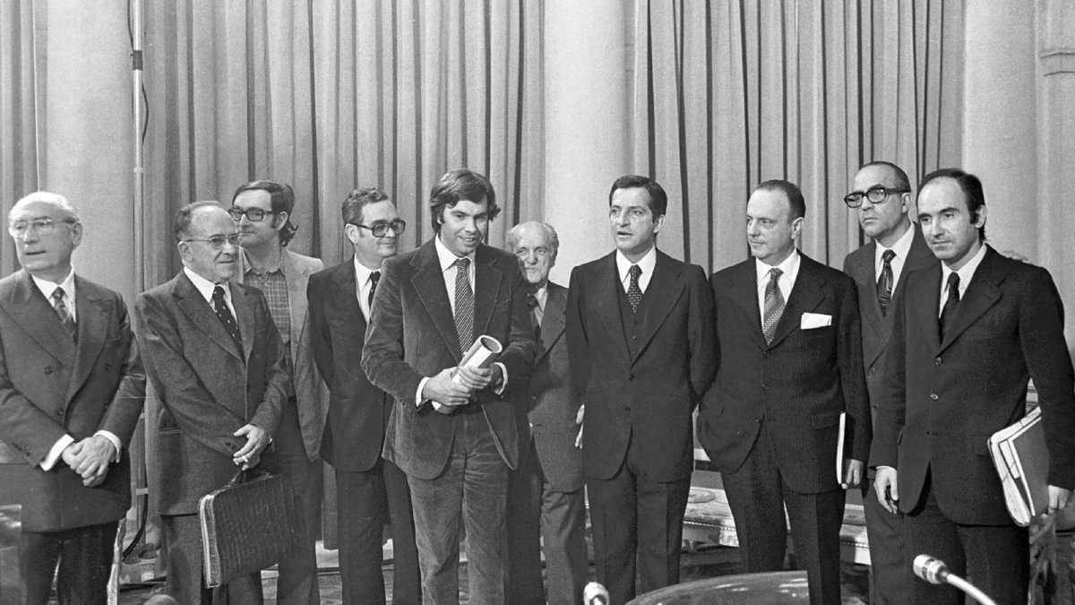 Adolfo Suárez y otros políticos en la firma de los 'Pactos de la Moncloa'.