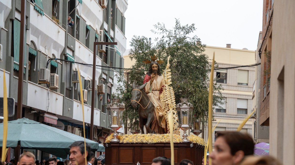 La Borriquita a su paso por las calles de Adra.
