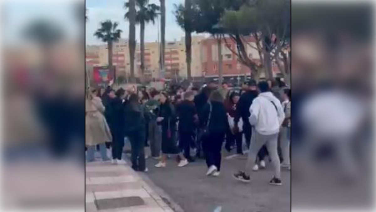 Los jóvenes que asistieron a la quedada de los dos influencers.