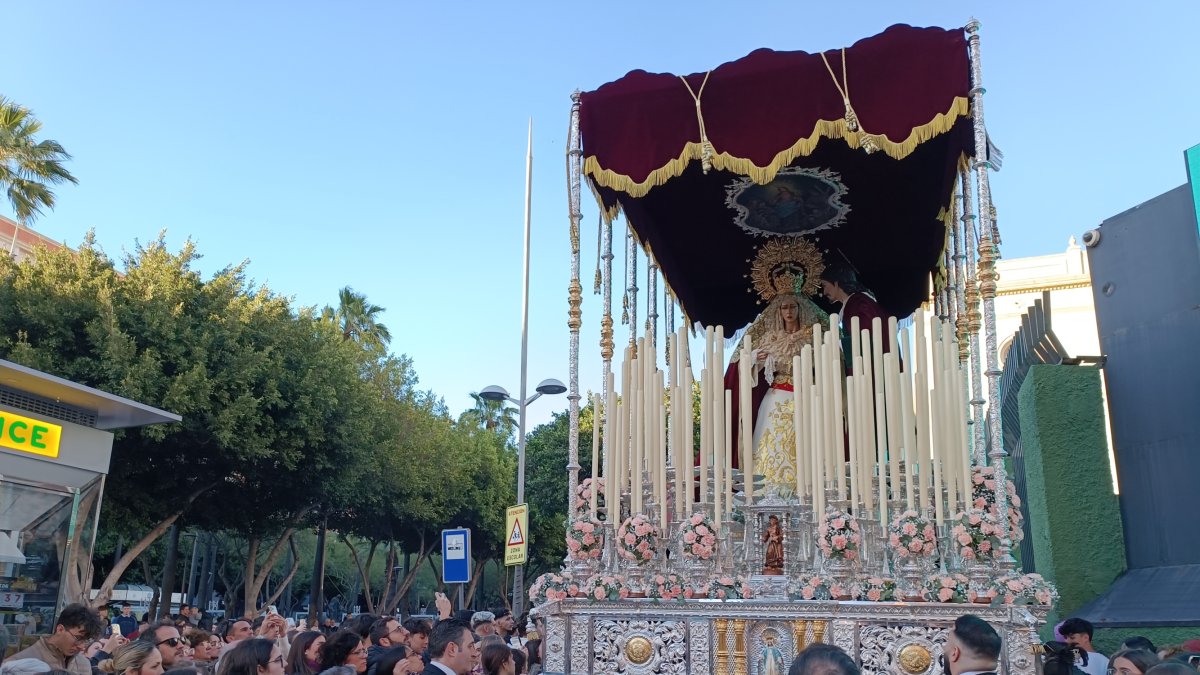 El palio de Gracia y Amparo, bajo un cielo sin nubes al salir de La Salle.