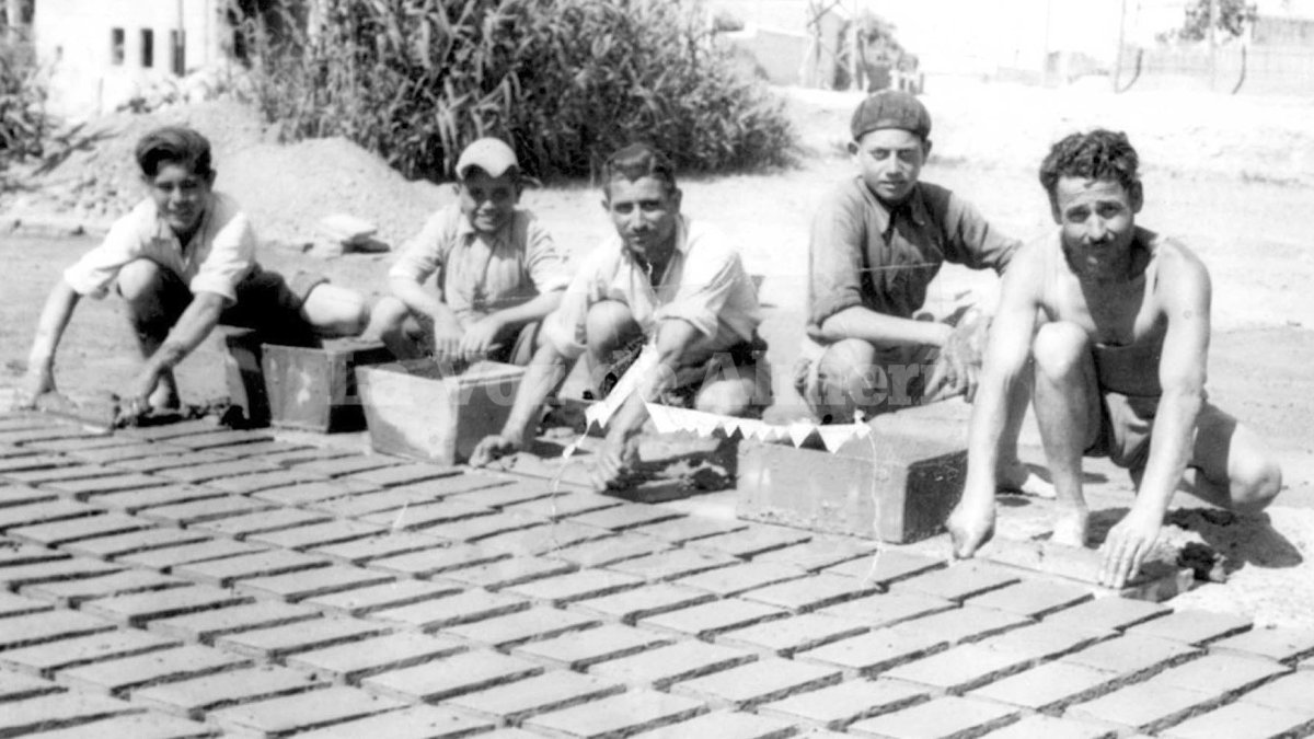 José Cantón Gallardo, en el centro de la imagen, cuando trabajaba en una fábrica de hacer tejas que había en la Vega de Acá.
