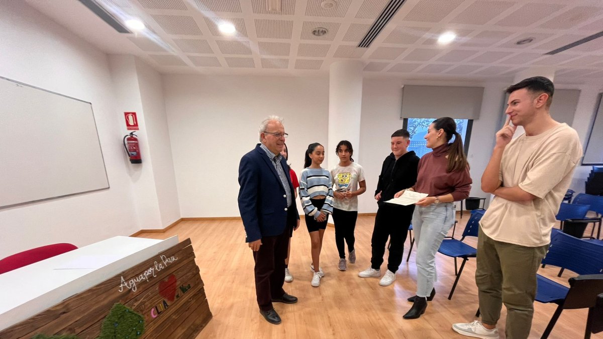 El alcalde Antonio Bonilla reunido con el comité.