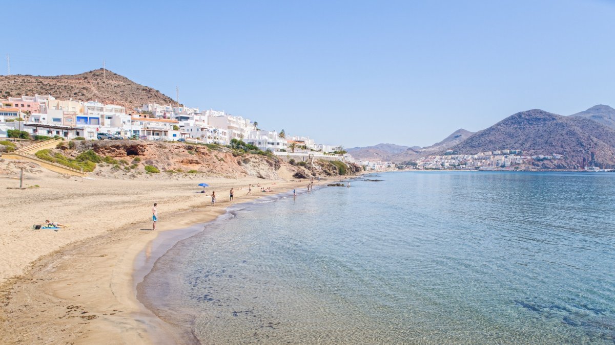 Las playas de Níjar puestas a punto.