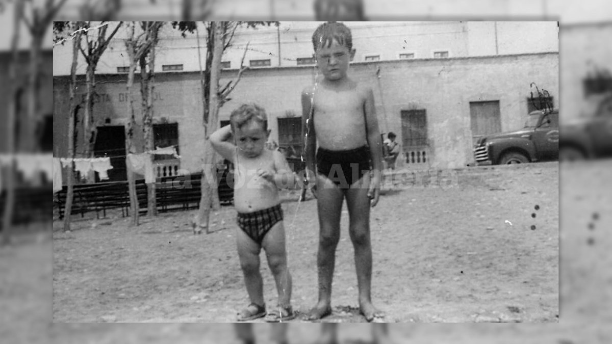Al fondo, las casas que formaban la colonia Costa del Sol, donde hoy empieza El Palmeral del barrio de El Zapillo. En los años 60 aún existía all