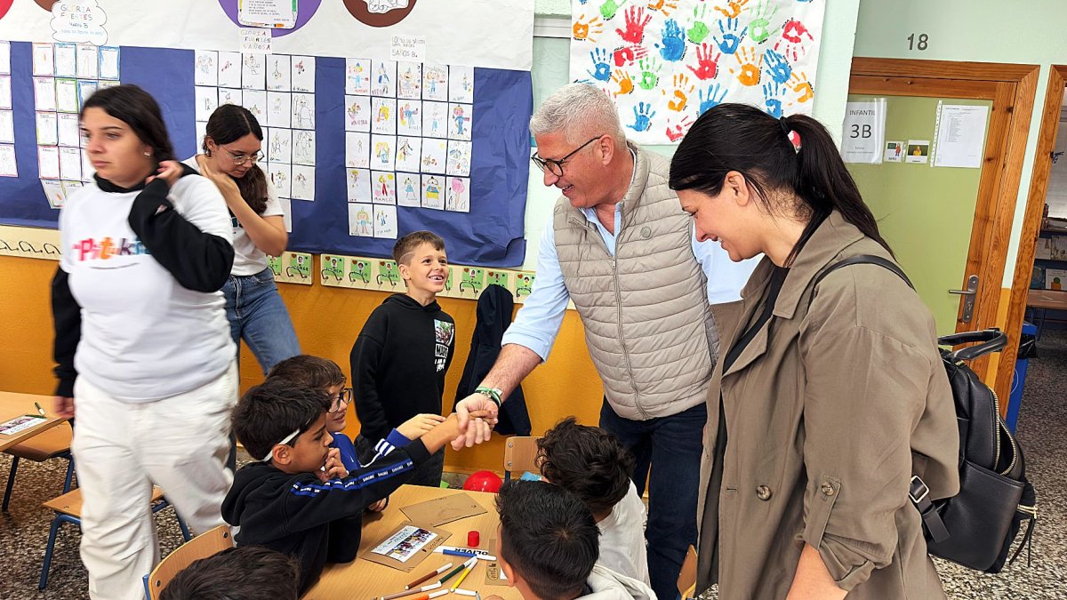 El alcalde de Huércal de Almería, Ismael Torres, saluda a uno de los niños participantes.
