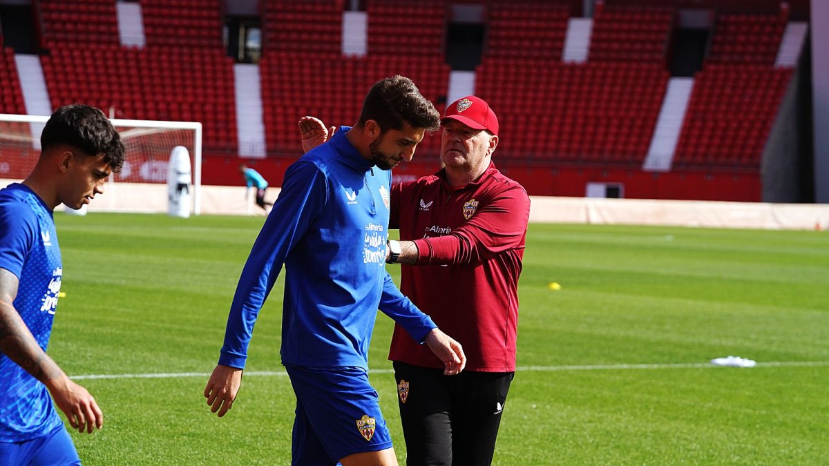 Pepe Mel agradeció las palabras de Édgar González, que lo ve como un buen líder en el Almería.