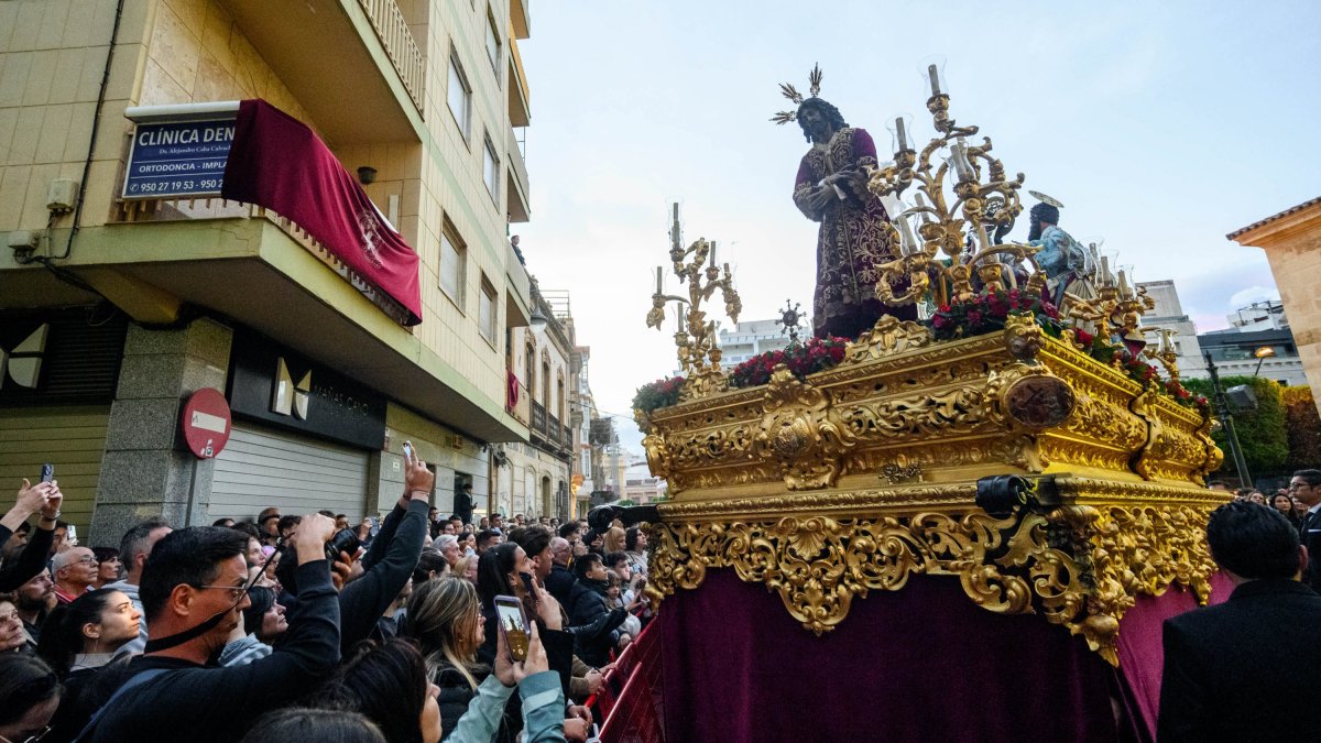 La Hermandad de Rosario del Mar estrenó las imágenes secundarias del misterio de Nuestro Padre Jesús de las Penas en el Abandono de sus Discípulos.