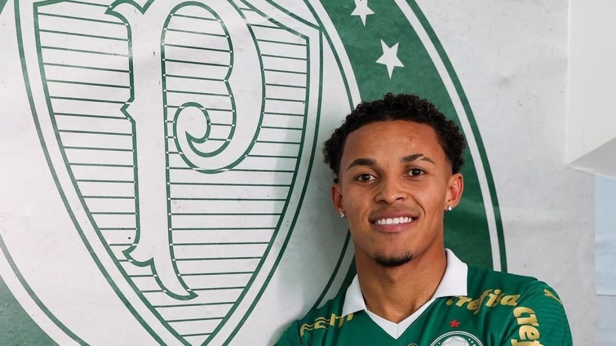 Lázaro está cedido en el Palmeiras donde juega poco.