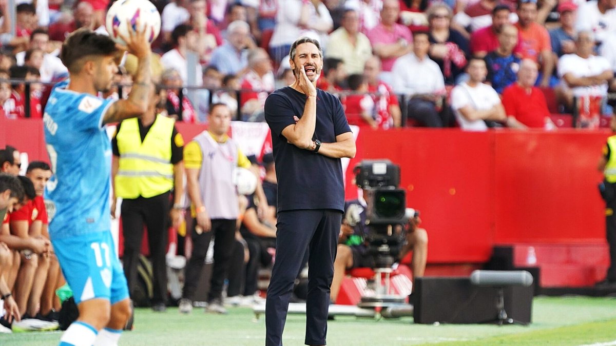 Vicente Moreno en su último partido con el Almería en Sevilla.