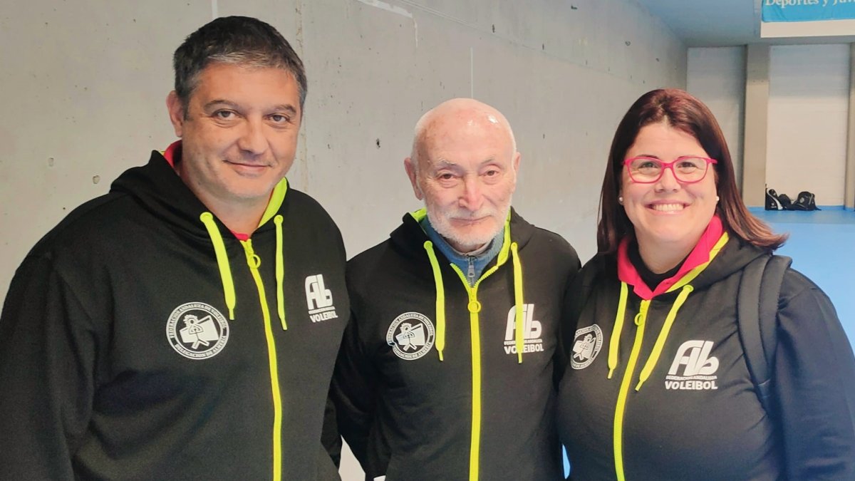 Susana Trigo con Fernando Pérez Moreno, su pareja y también árbitro de voleibol, y Juan Docio, delegado del voley en Almería.