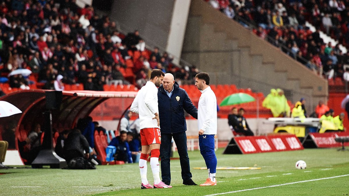 Pepe Mel corrigiendo al descanso los errores del once titular.