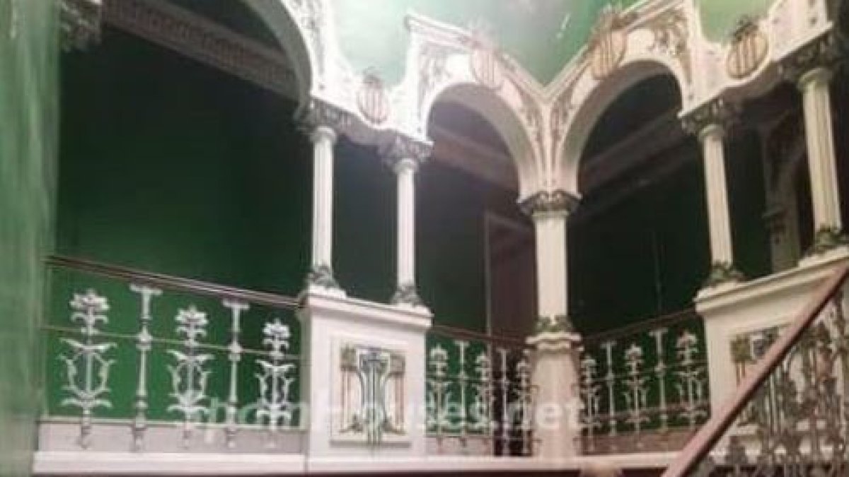 Interior de las escaleras de la vivienda