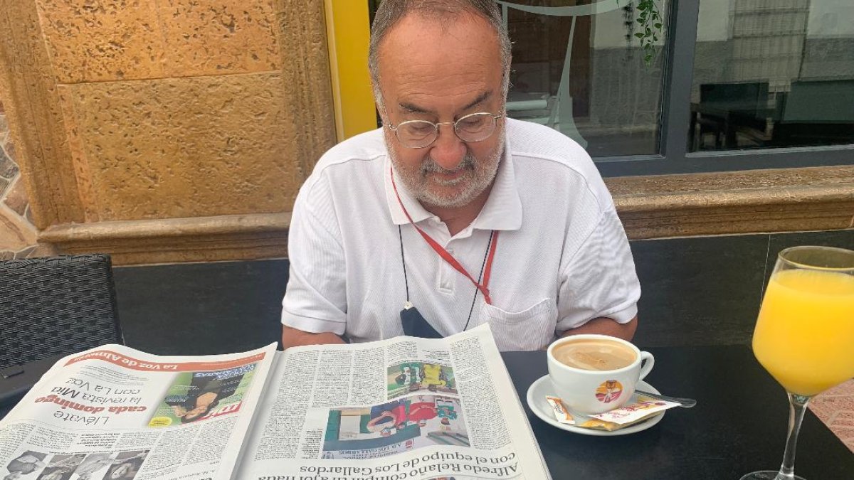 Alfredo Relaño leyendo LA VOZ DE ALMERÍA en la cafetería Simón de Los Gallardos.