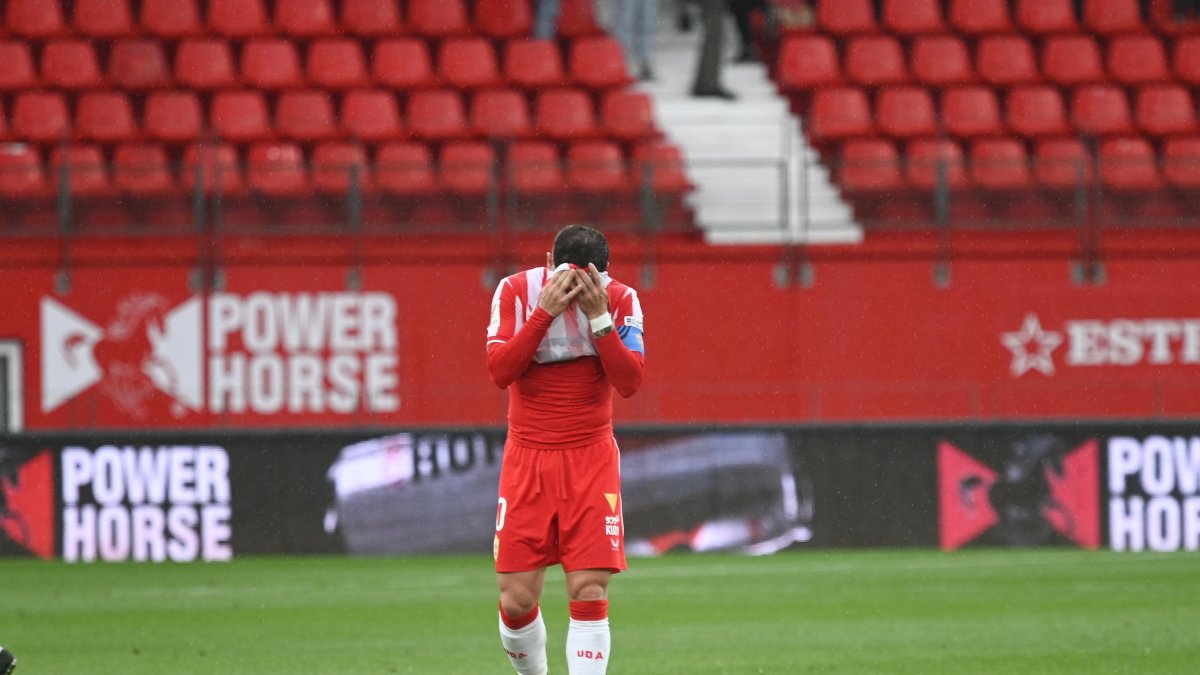 Mejor taparse la cara ante las coplillas de la afición.