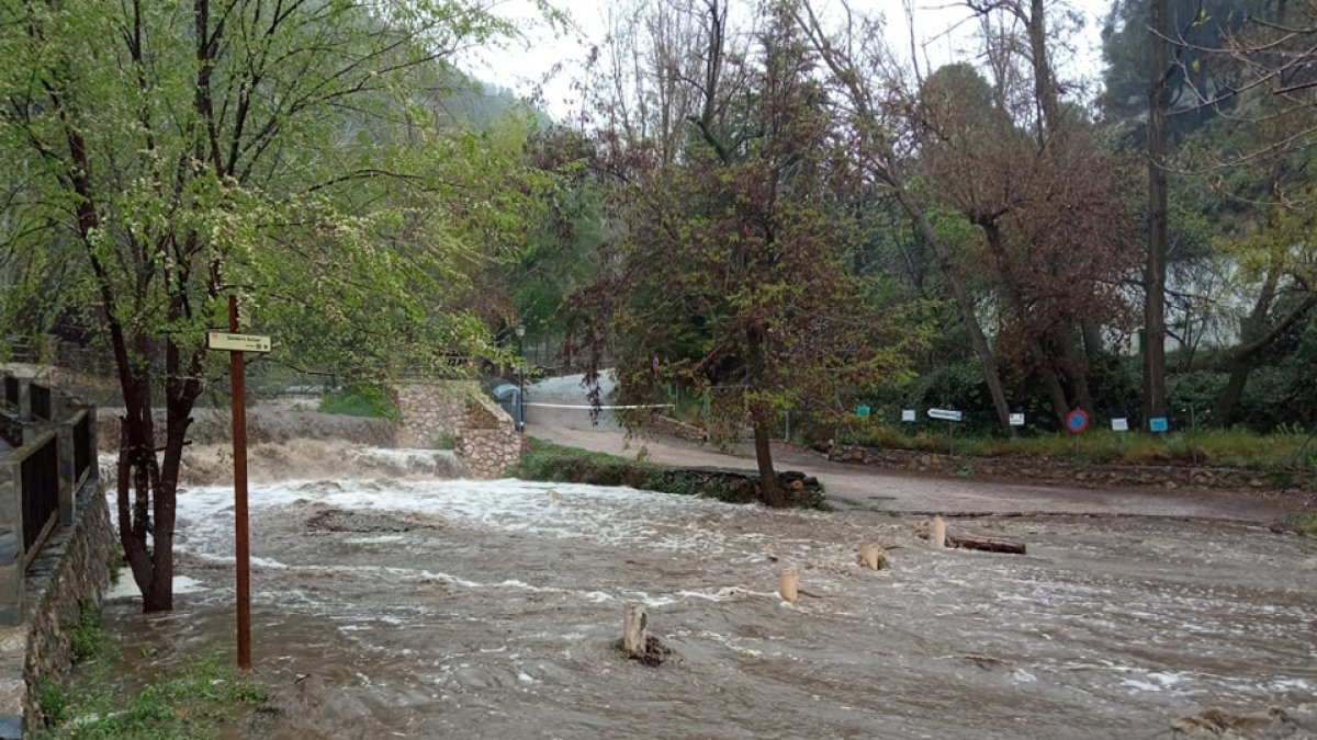 Así bajaba el Río Andarax en el Área Recreativa \'El Nacimiento\', que tuvo que ser cerrada a los visitantes.