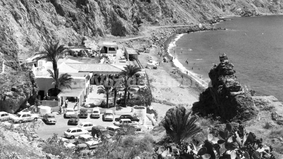 Vista del restaurante y la piscina de El Palmer desde el cerro donde en los primeros años setenta empezó a construirse el Hotel la Parra.