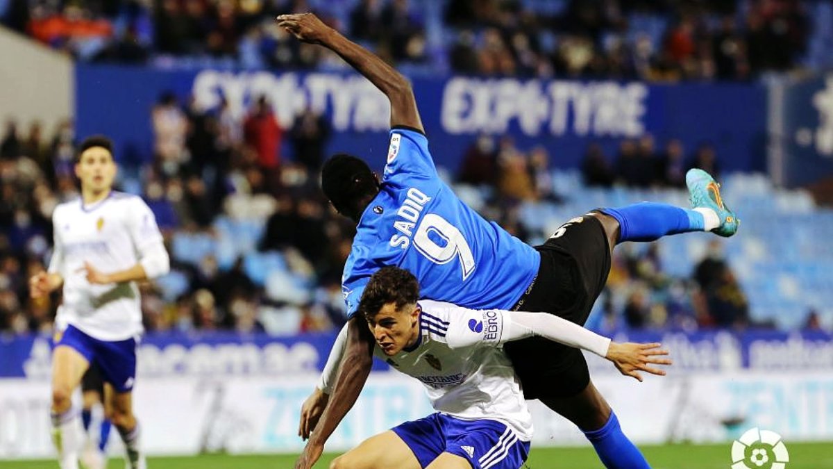 Francés pugna con Sadiq en un Real Zaragoza-Almería.