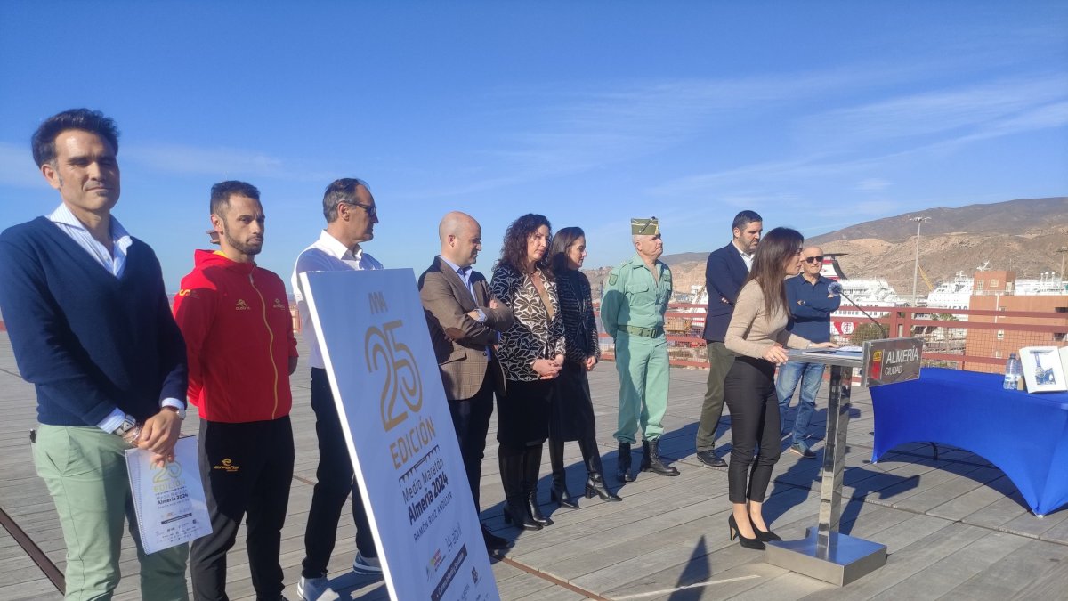 La presentación de la Media Maratón de Almería ha sido en el Cable Inglés, un marcio incomparable.