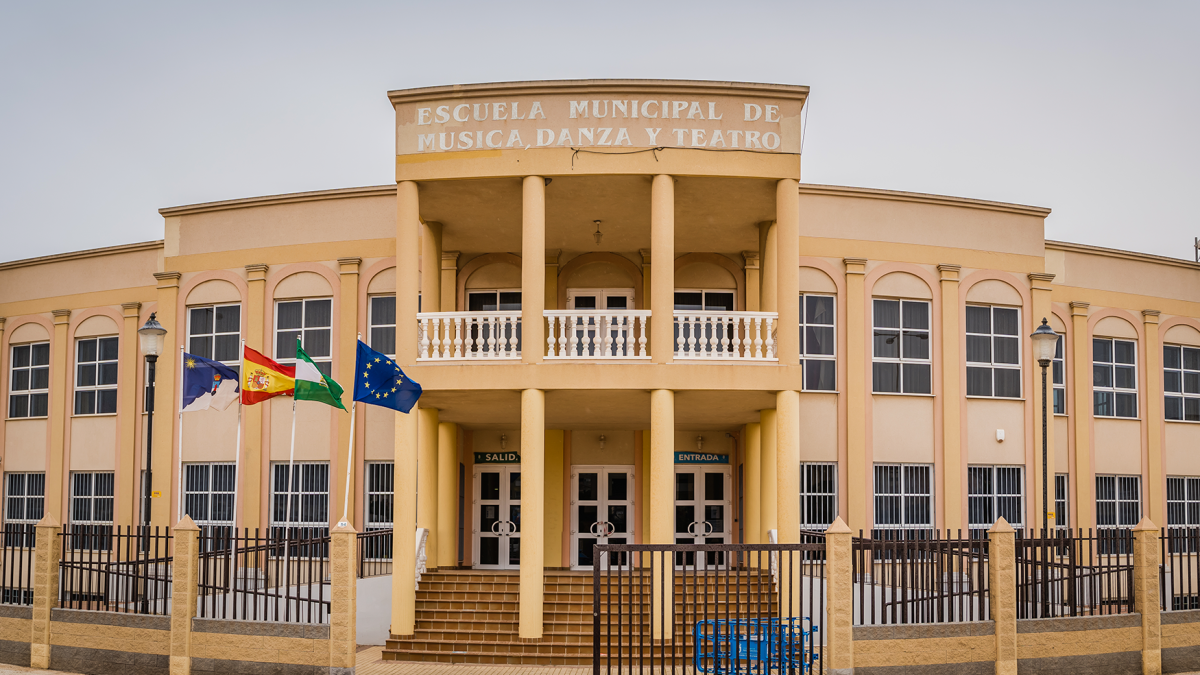 Fachada de la Escuela Municipal de Música, Danza y Teatro de Roquetas de Mar.