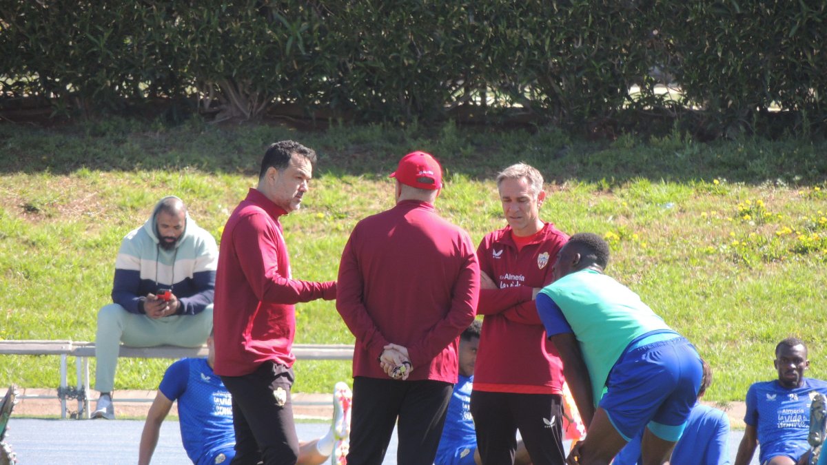 Baba al final del entrenamiento con el doctor Maziel, Pepe Mel y Nacho Pérez