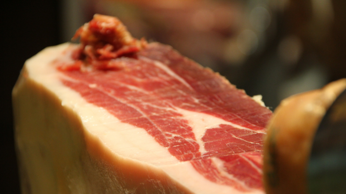 Descubre cómo elegir el mejor jamón ibérico para comprar.