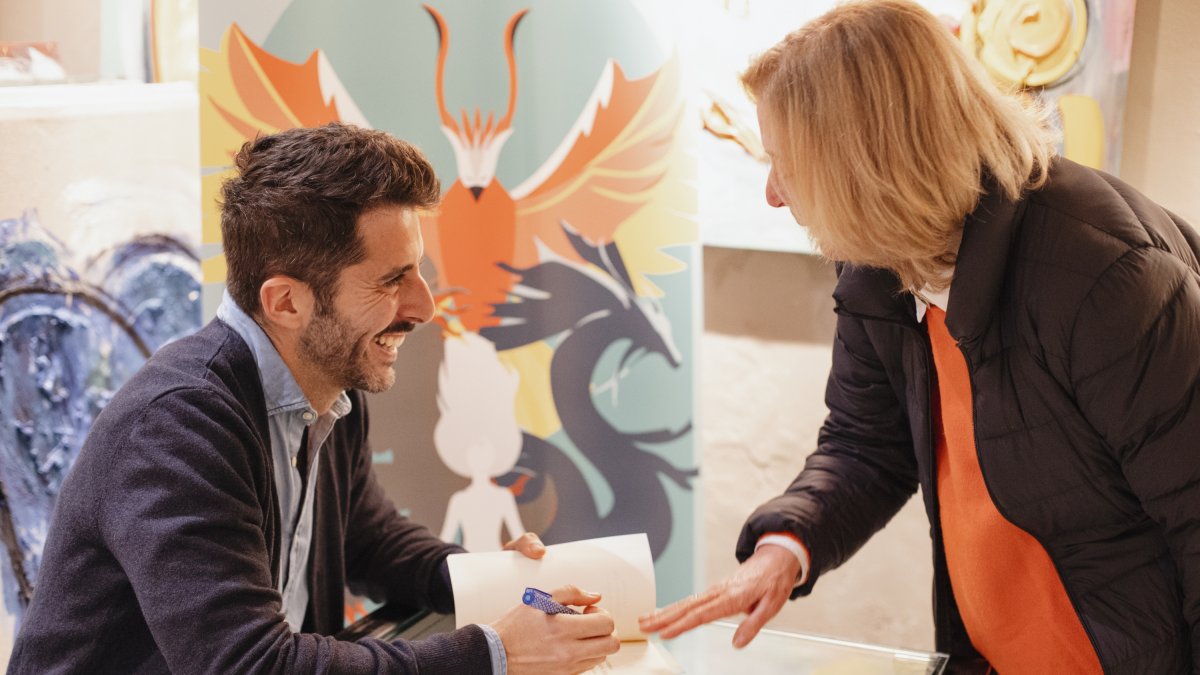 JJ Arevi dedica un libro a una lectora tras la presentación en Málaga el pasado febrero. Foto: Salvador Gil.