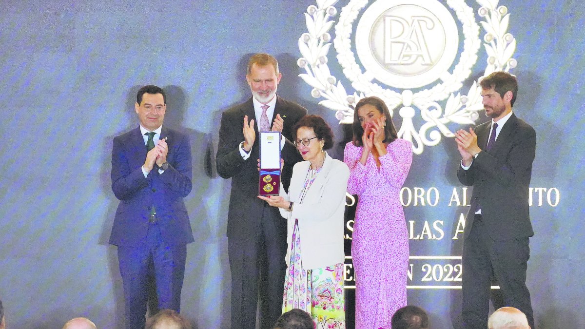 Imagen de la hermana de Guirao recogiendo la medalla y foto de familia.