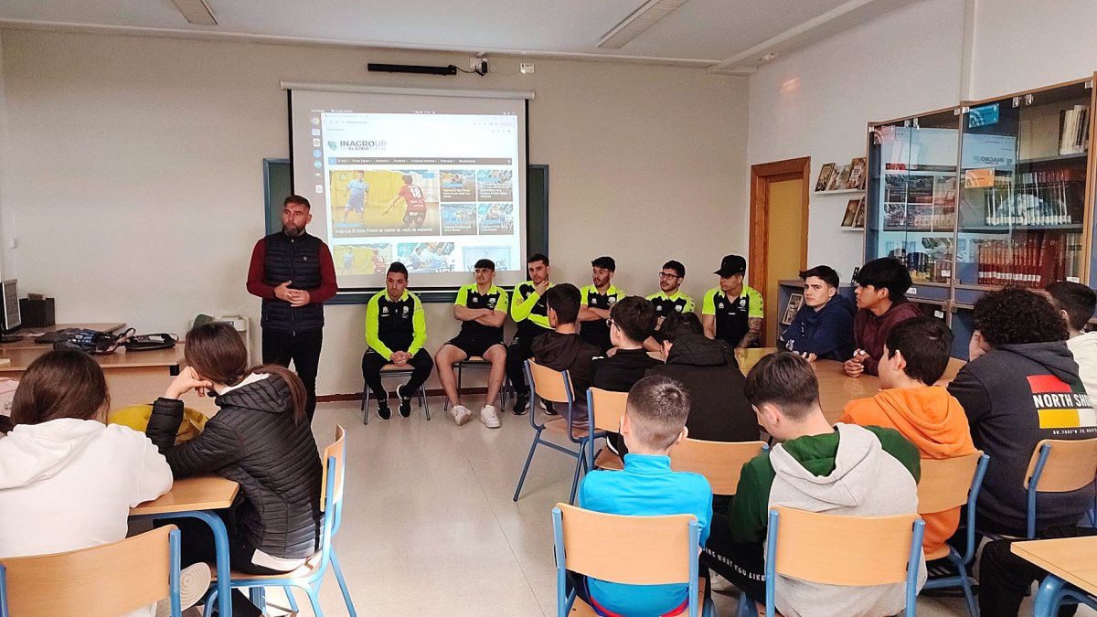 La visita de los jugadores al instituto de Dalías