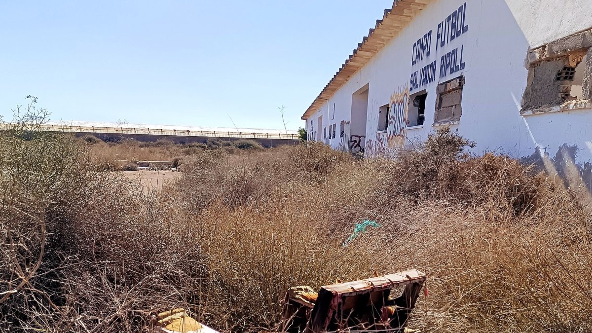 Imagen de la fachada de los vestuarios con el nombre del campo