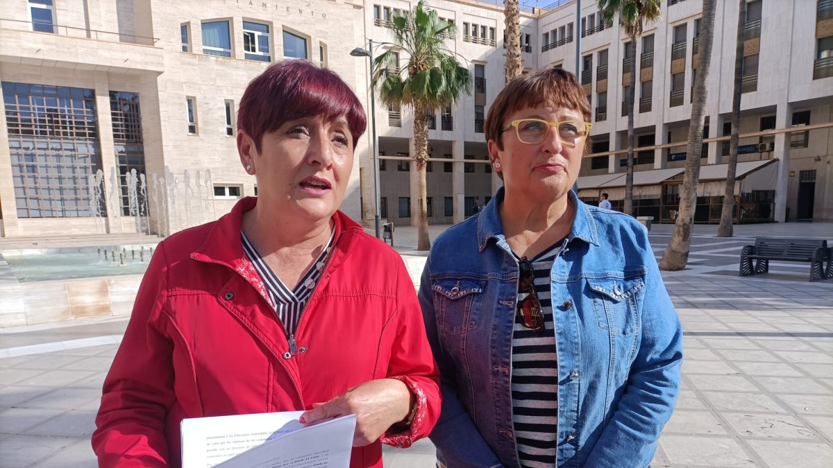 Maribel Carrión y Araceli Sobrino compareciendo ante los medios.