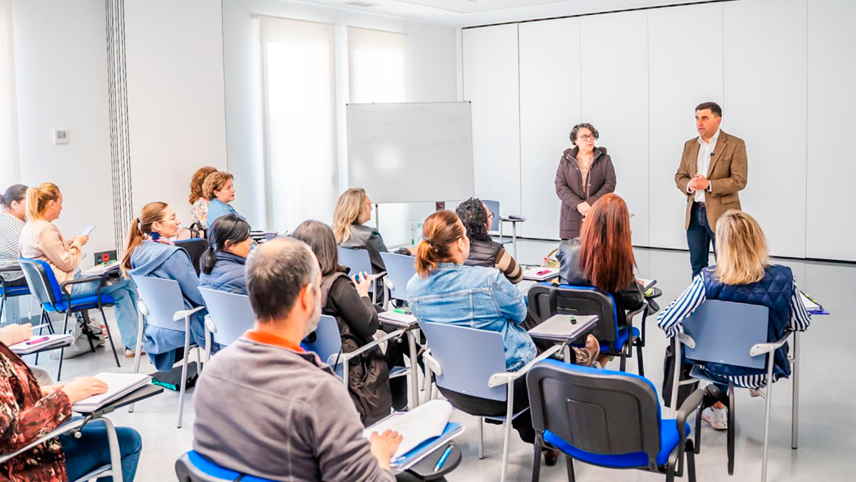 El concejal de Gobierno Interior y Educación, José Juan Rodríguez, visita los cursos.