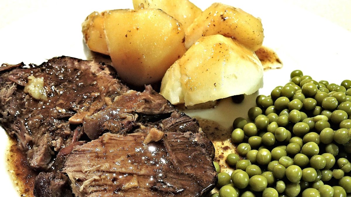 Patatas cocidas, guisantes y ternera para empezar la semana