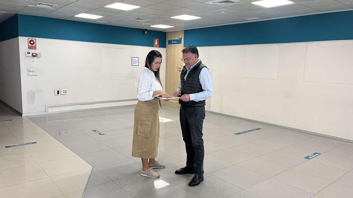 El alcalde de Berja y la edil de Educación en su visita al espacio.