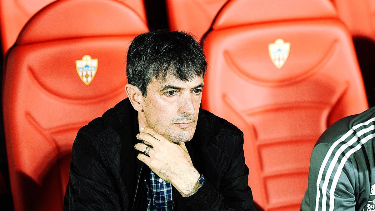 José Rojo Pacheta en el banquillo del Mediterráneo.