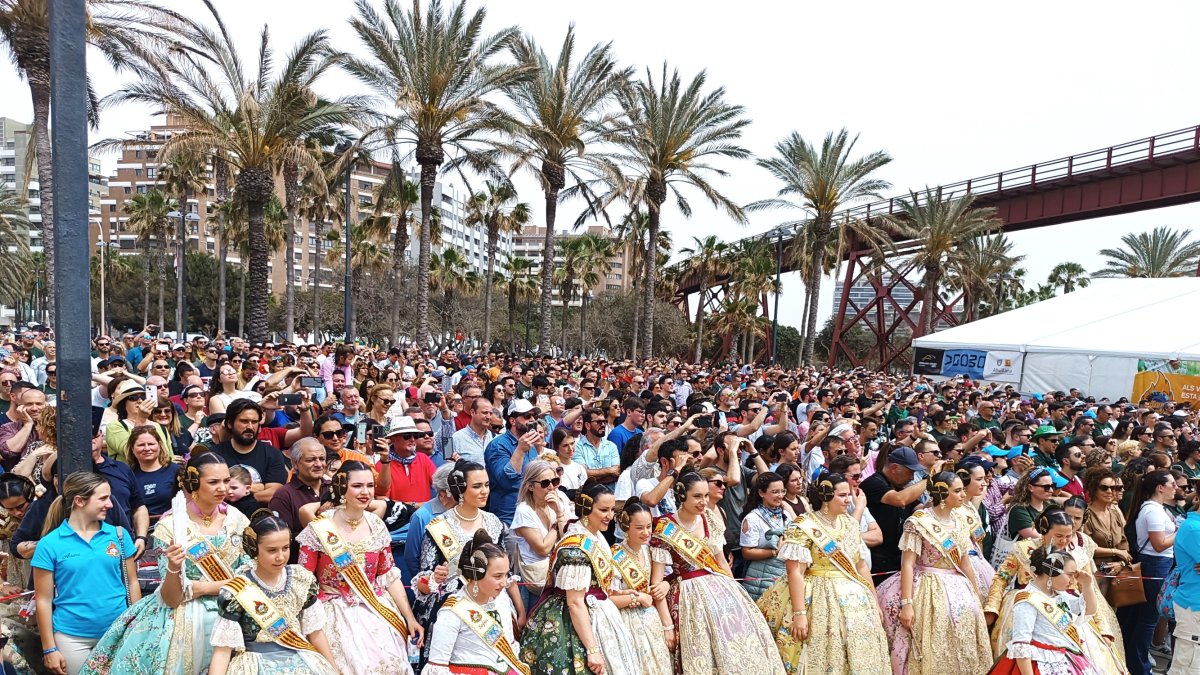 Miles de valencianos y almerienses se congregaron para ver las mascletá en el Parque de las Almadrabillas.