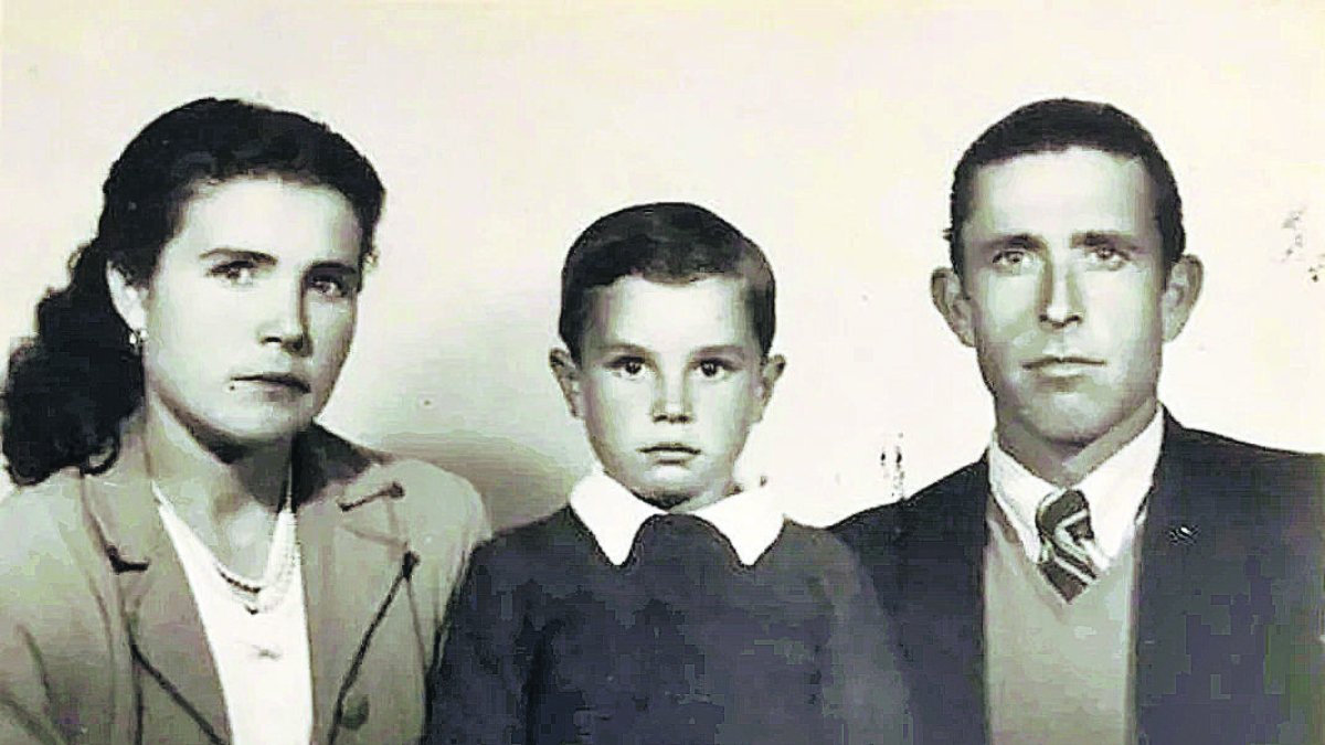 Rafaela González con su hijo Francisco y su marido Juan Munuera, en 1953, el año en el que arribaron a la Patagonia argentina, donde echó raíces