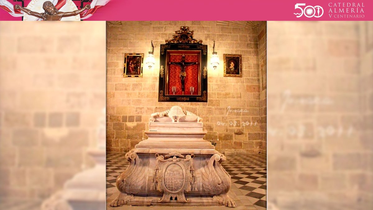 Capilla del Cristo de la Escucha custodiando el sepulcro del obispo Villalán.