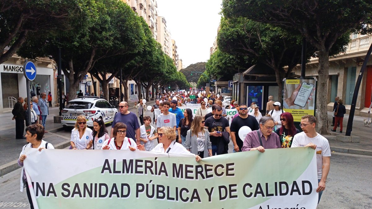 La manifestación tuvo lugar esta mañana y recorrió el Paseo de Almería hasta llegar a la Puerta de Purchena.