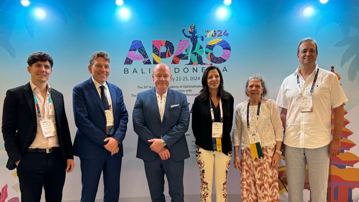 Dr. Joaquín Fernández,  junto al resto de la delegación de la  ESCRS invitada por la APAO.