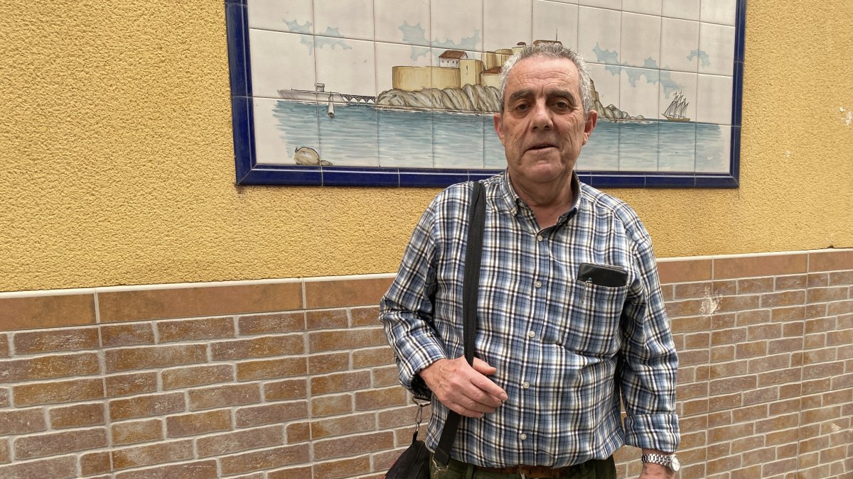 Fernando Espósito con su bolsa de trabajo recorriendo las calles de Almería.