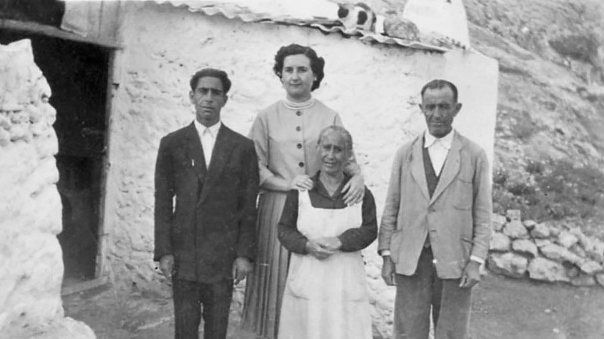 María era una mujer pequeña con un gran corazón. Habitaba una casa cueva en el barrio de la Fuentecica, donde se ve acompañada de su marido y de