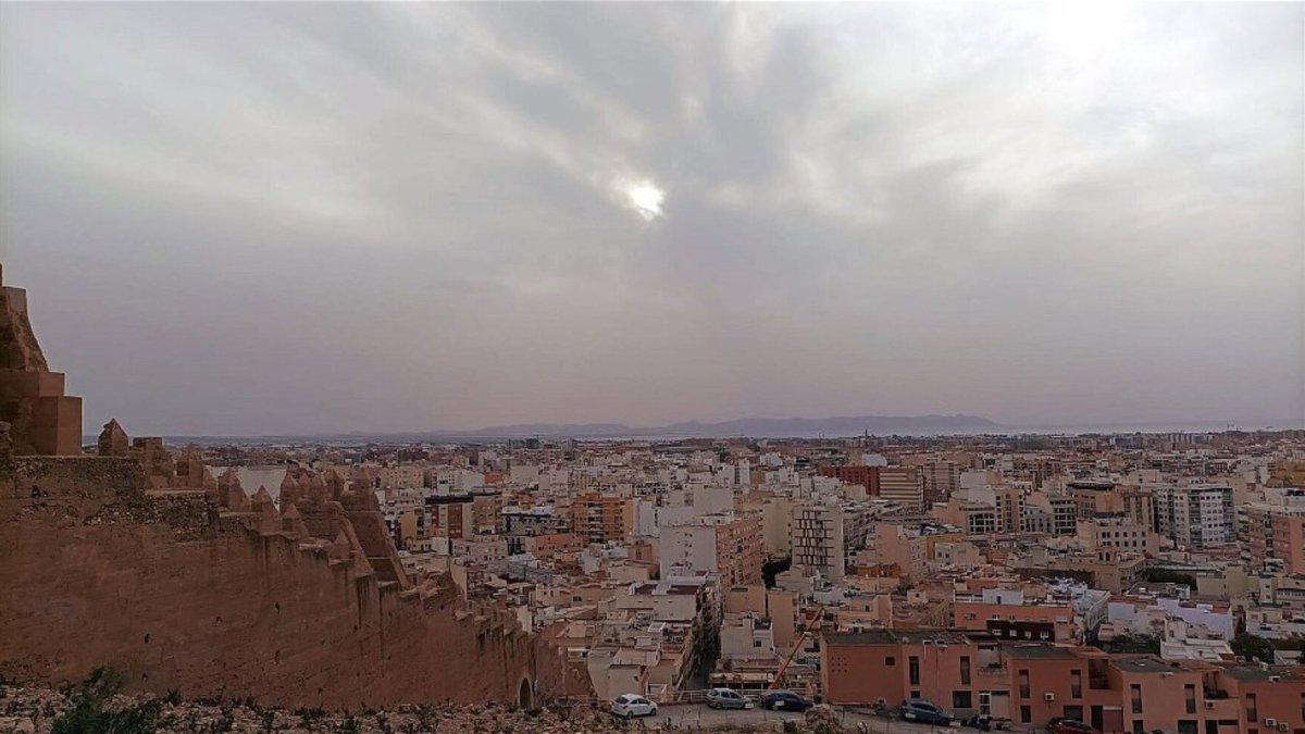 La calima deja a la capital sin sol.