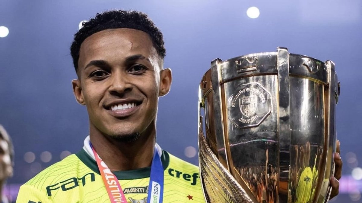 El futbolista cedido en el Palmeiras sonríe en Brasil tras ganar el Campeonato Paulista.
