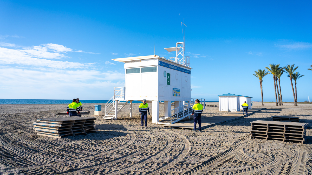 Trabajadores del ayuntamiento ultimando las labores de adecuación.