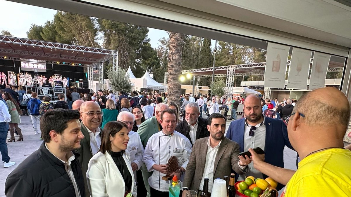Autoridades presentes en el festival durante la visita a los 'stands' presentes.