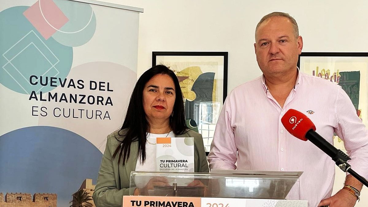 La edil de Cultura y el alcalde durante la presentación en el Museo Taller Emilio Sdun.