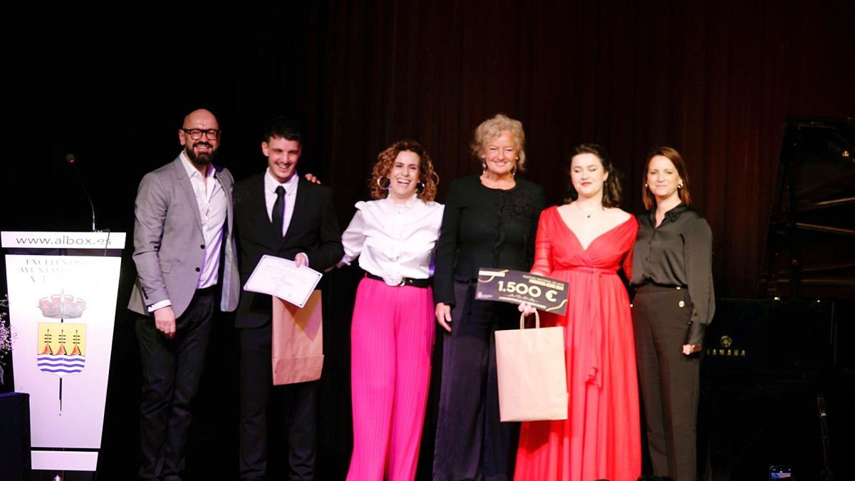 La alcaldesa María del Mar Alfonso hizo entrega del Premio a los ganadores del Certamen.